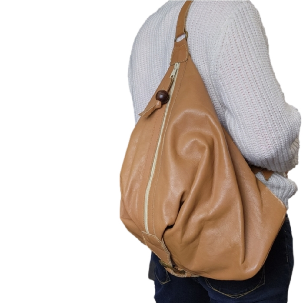 Shoulder bag Leather Adjustable strap Tan Zipper closure WONDERS OF THE WORLD